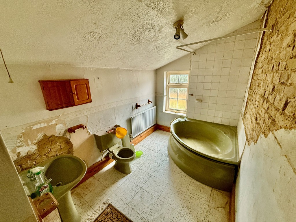 Lot: 113 - MID-TERRACE HOUSE FOR REFURBISHMENT - Bathroom with W.C.